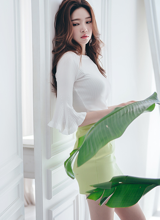 街拍：一条紧身的牛仔裤，小姐姐散发自然优雅的美丽