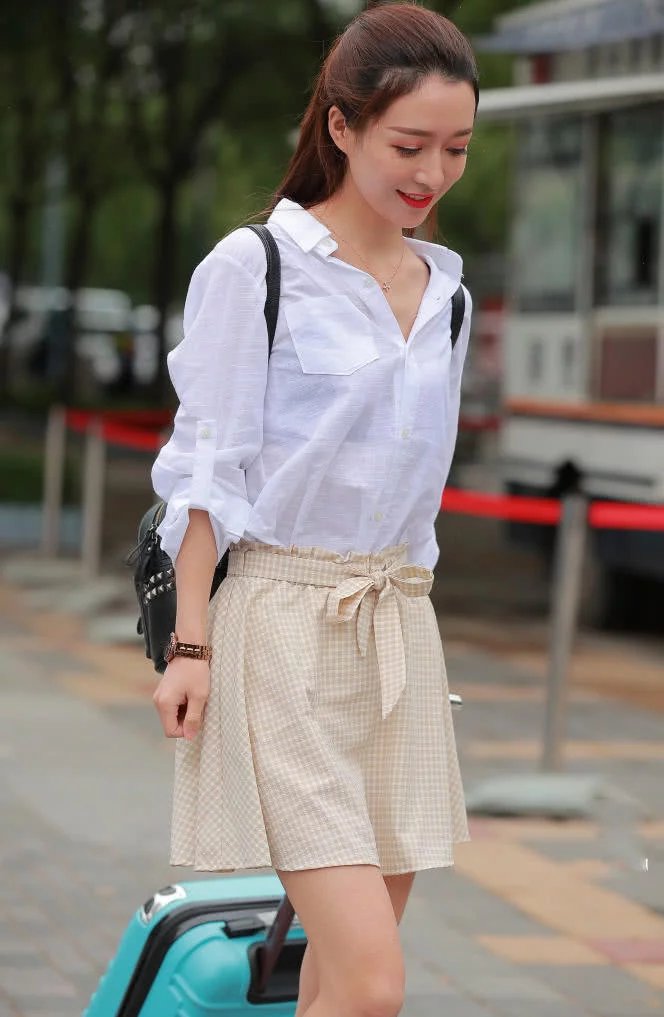 清纯甜美的小姐姐，大胆的解开白衬衫，暴露了一颗不安分的心