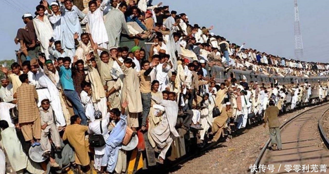  真实@在印度真的有人是“挂”在火车上吗带你去看一下真实的印度