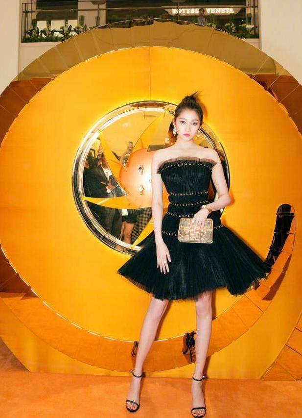 关晓彤穿着一块塑料布就上台了,网友:这是你买不起的塑料布