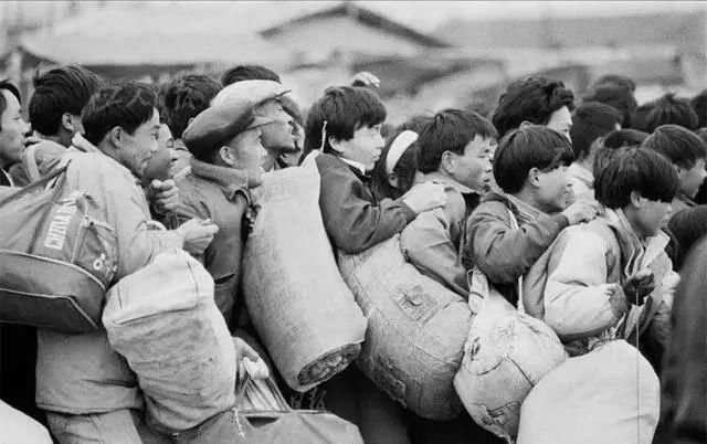  排队■被藏40年的春运偷拍照：那一年，我排队到通宵，那一年…