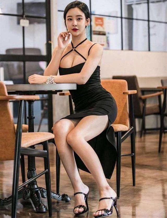 街拍: 迷人的紧身开叉裙, 好身材挡不住