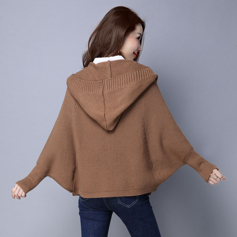 女人到了40岁，初秋别穿裙子了，看看这外套，显瘦变美还显年轻