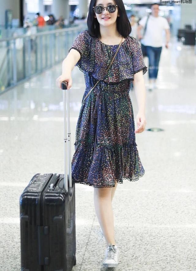 谢娜穿对衣服太美了，粉色薄纱裙超养眼，网友:不愧是太阳女神