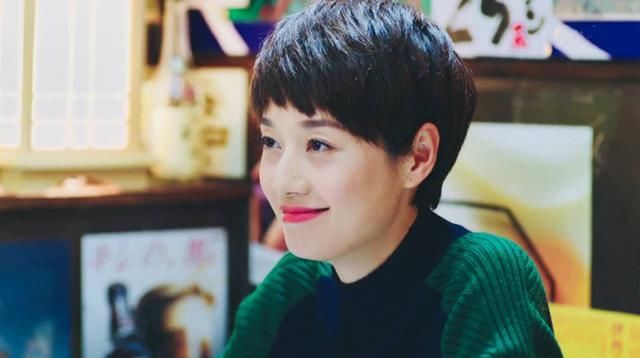  『气质』马伊琍太时尚了吧，驼色毛衣裙搭配白色靴子，气质不输20岁少女