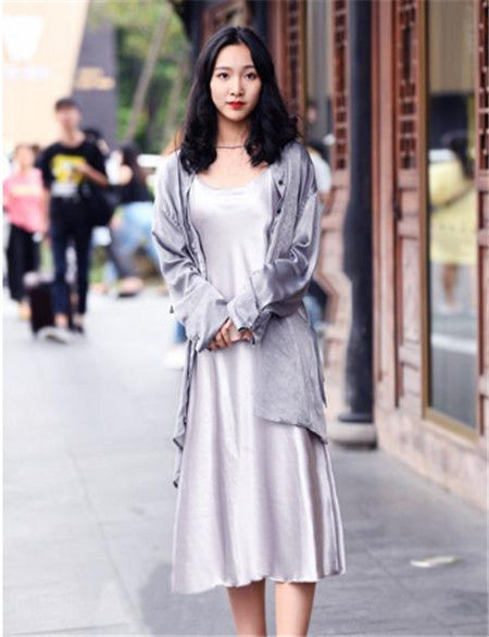  [尽显]街拍：长发披肩的小姐姐，一条时尚修身裙，尽显优雅的好身材