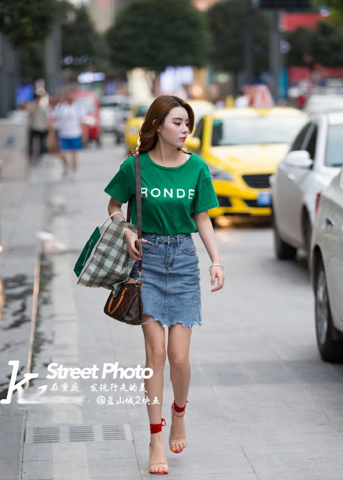 街拍重庆:夏日越简单的穿衣搭配，越能穿出穿出时尚感!