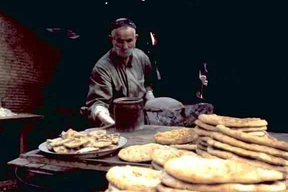 15张老照片:80年代外国游客拍摄的中国小吃！