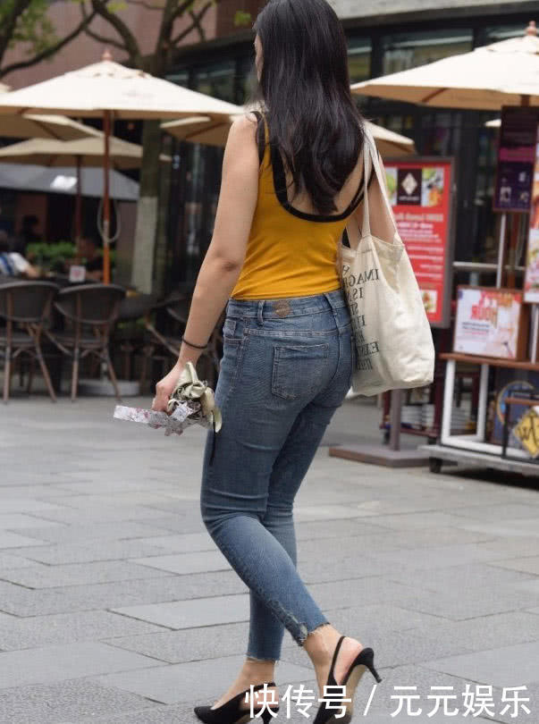 肉感小姐姐紧身衣裹出完美的曲线，女人味十足