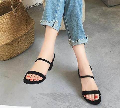 女人在夏天要有一双时尚又凉快的鞋子，你们说对吗？