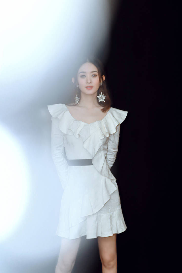 赵丽颖身穿白色荷叶边连衣裙出席活动，甜美优雅似公主