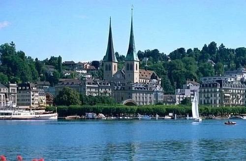 中国人又发现旅游国家，比法国浪漫，比泰国便宜，还比瑞士美！