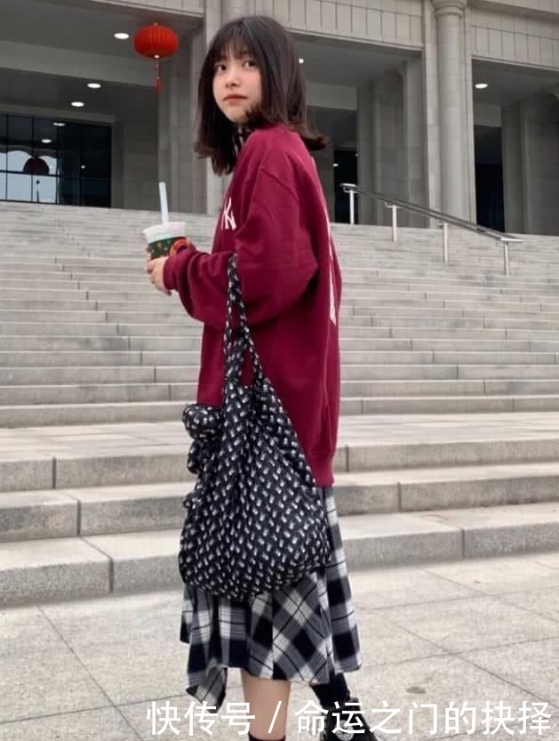 『宽松的版型』街头火了这个穿法“奶茶衣+格纹裙”,1米5女孩绝对可以穿