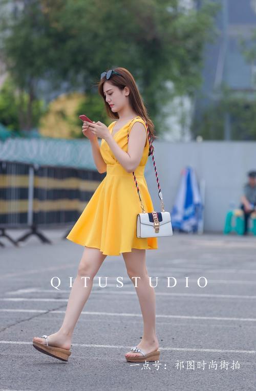 长春街拍:时尚清纯的小姐姐,苗条多姿的身材引人 关注。