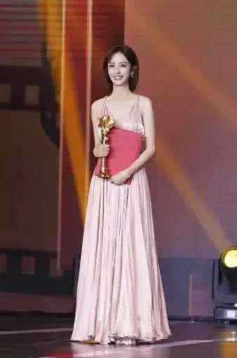 同样是88斤的佟丽娅与周冬雨,同穿粉色吊带裙,差距为何如此之大