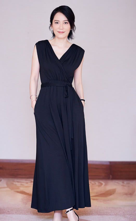 俞飞鸿为显脚小真拼!竟穿了一双“婴儿鞋”?连脚趾头都包不住