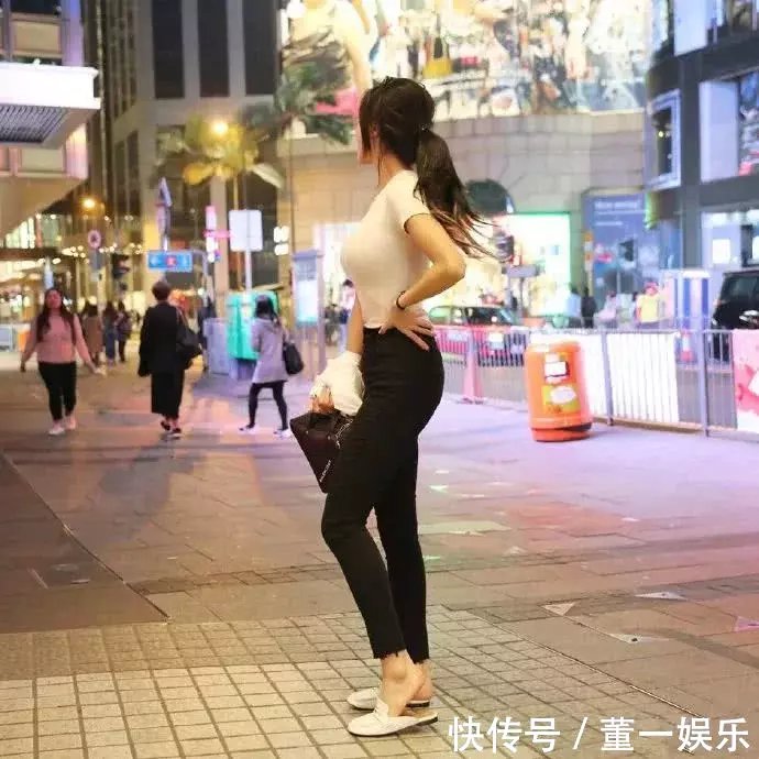 街拍：小姐姐白T恤，身材匀称，看的挺起劲！