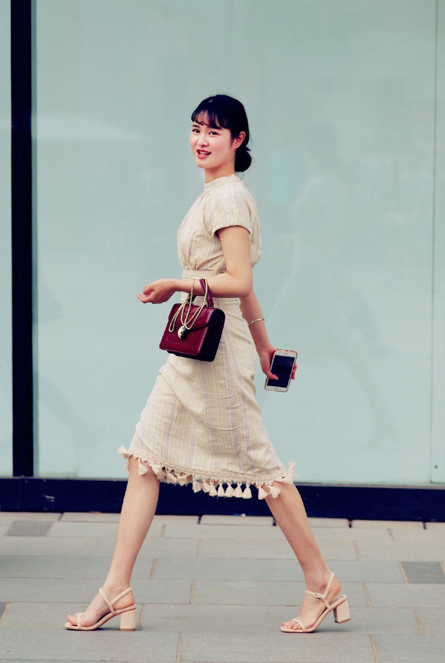 北京街拍:三里屯逛街时遇见了很多时尚美眉,有