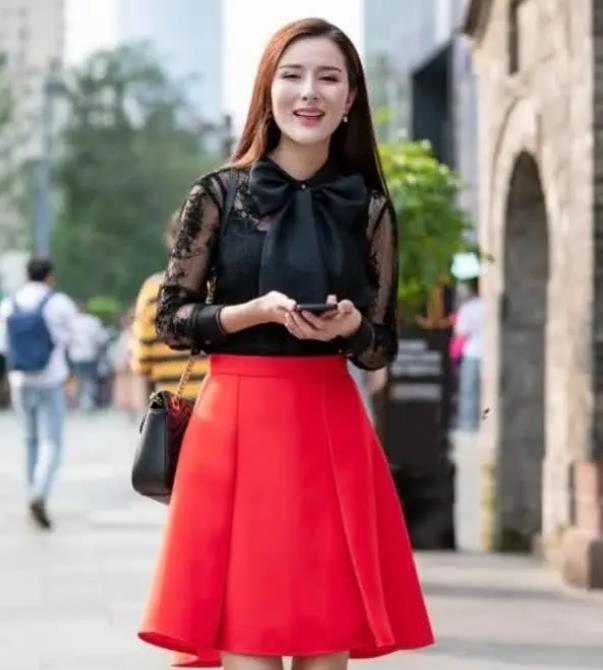 「咖啡色」街拍:温柔可人的美女,一件咖啡色上衣配黑色短裙,时尚优雅气质