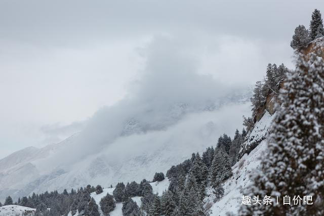 中国唯一的黑色冰川在这里，每年都会雪崩，场面十分壮观！