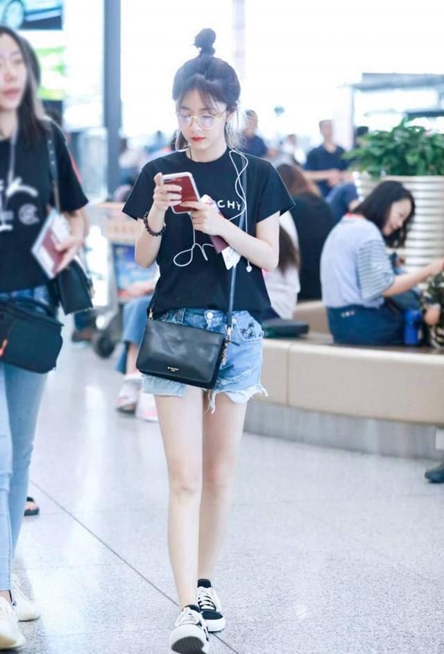 短裤搭长T恤，要露一截才叫会穿！谭松韵的腿起码长了几公分！