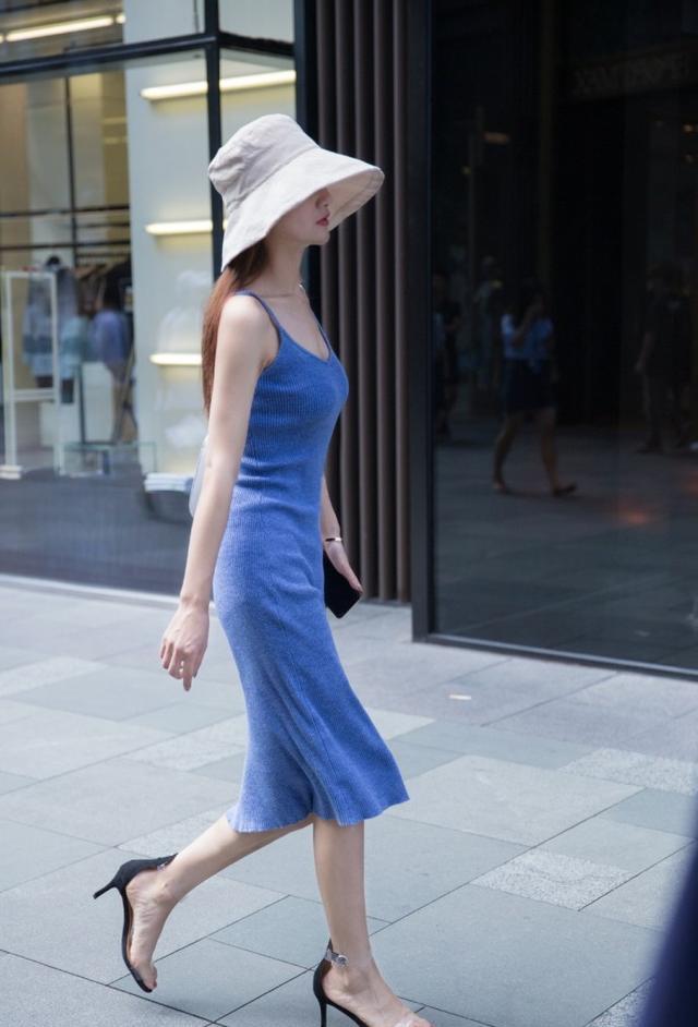 成都素人街拍: 丝绸连衣裙, 看起来更加优雅性感！