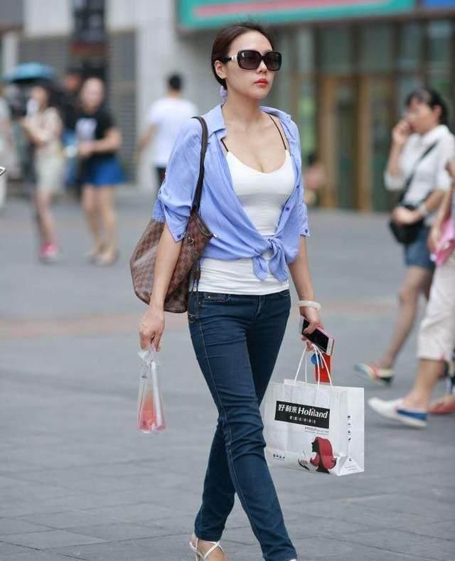  【尽显】街拍：自信的小姐姐最美，时尚紧身裤尽显美腿！