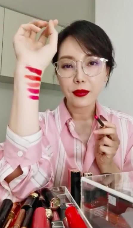脸部■脸部表情僵硬，网友直呼不再是当年的方艳芸了，陈数开直播带货