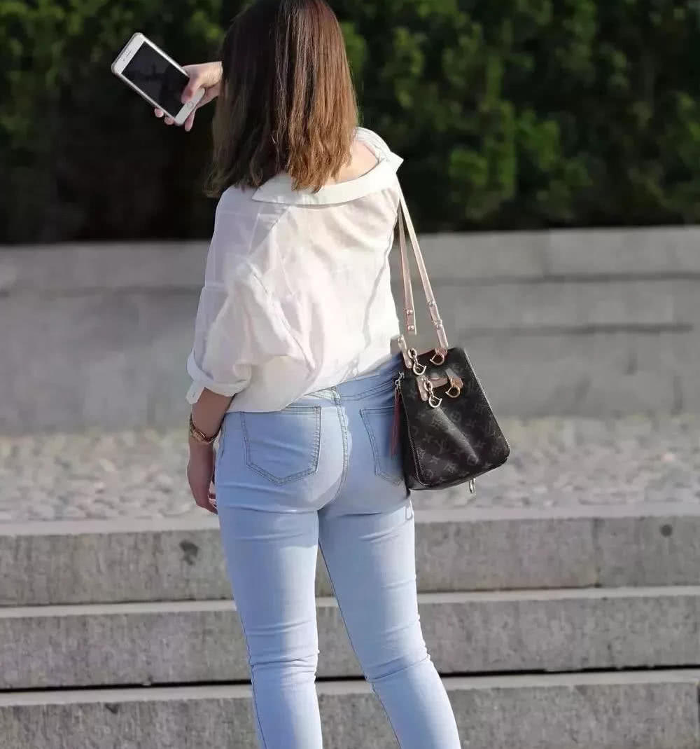 胖美人的紧身牛仔裤，浑圆饱满的背影，裤子被撑到变型