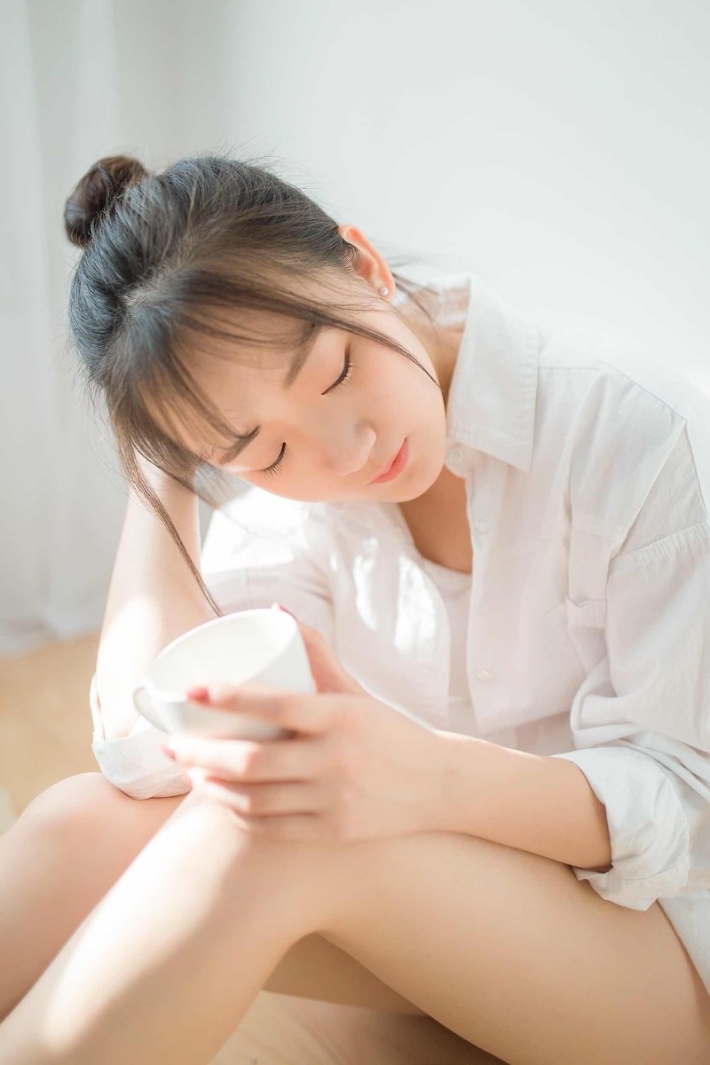 日系白嫩甜美少女香肩美腿小清新写真：我希望爱情可以长长久久