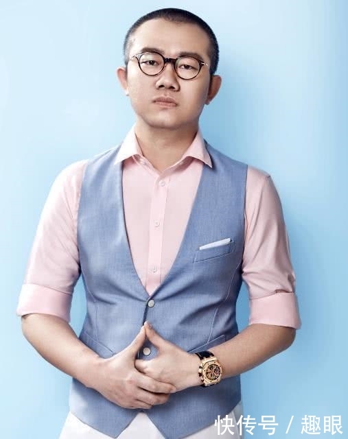  『亲自』涂磊在家憋成造型师，穿条纹毛衣亲自给女儿扎小辫，女儿软萌可爱