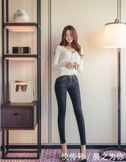  紧身|如果想要体验紧身牛仔裤的美，没有如此丰腴的身姿有点压力！