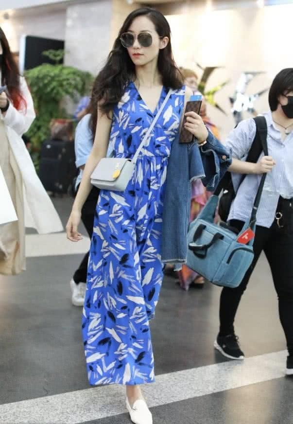 韩雪也不好好穿裙子了，开叉长裙让美腿若隐若现，也是蛮大胆的