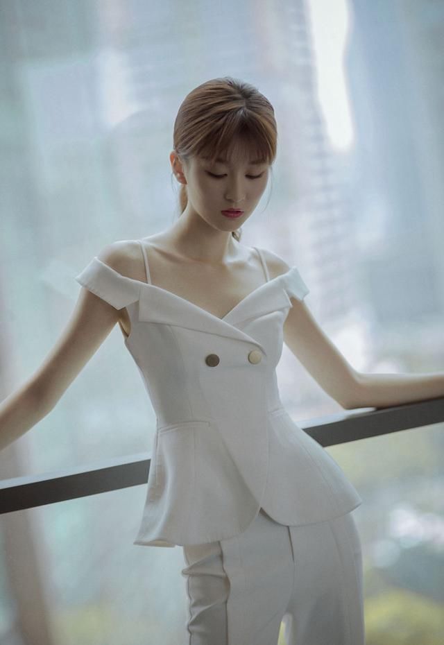 乔欣居然这么时髦，穿一字肩秀出小蛮腰，越来越有女人味了！