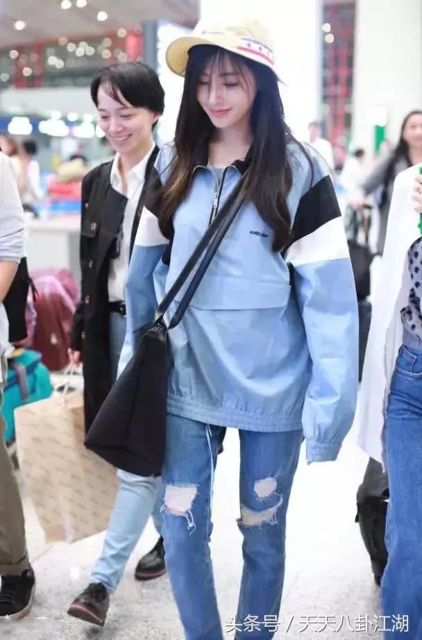 以前被郑爽的腿惊艳到了，张天爱告诉你什么是真正的“漫画腿”!