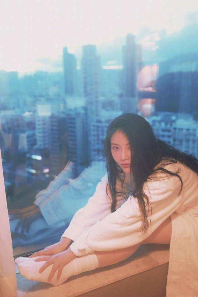 大嫂徐冬冬现身机场，大秀身材，果然漂亮的女人穿啥都好看