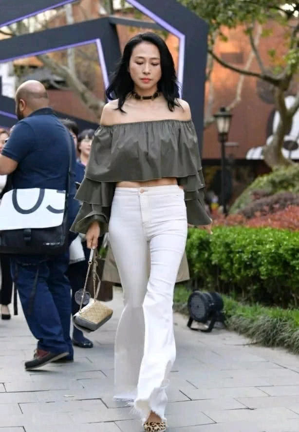 街拍：明眸皓齿白的小姐姐，穿着干净清爽潮流！