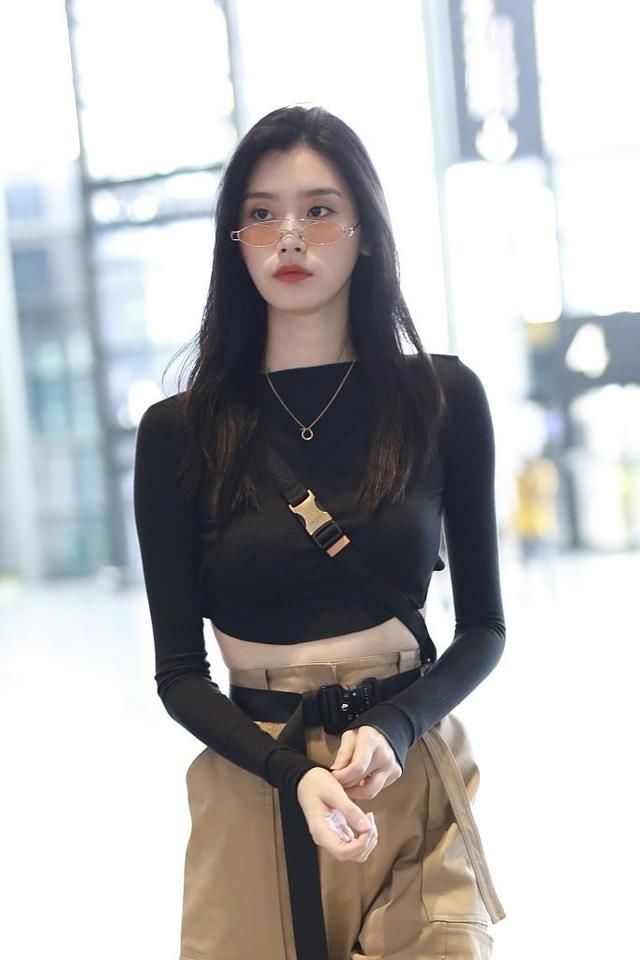 奚梦瑶穿露背T恤大秀性感，裤子太紧勒出赘肉，网友：她住机场？