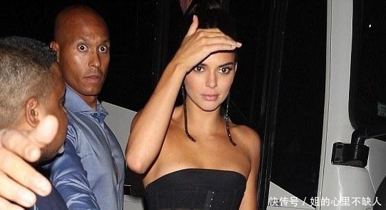 肯达尔詹娜服装薄如蝉翼，用手遮脸拒绝拍摄，肯豆大长腿不是吹的