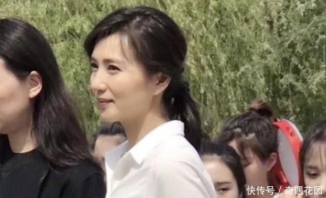 「当红」她曾是女神“万人迷”,当红嫁入豪门,年过40当中戏老师超幸福