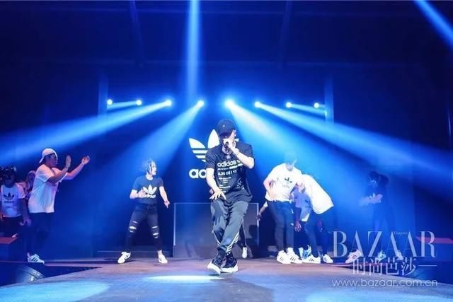 每周时报|LOEWE出书,Supreme卖报纸,本周时尚圈也太文艺了吧