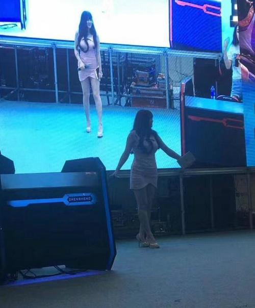 妹子,别嘚瑟了,这连衣裙太独特了,后背就剩两根吊带了,放弃吧