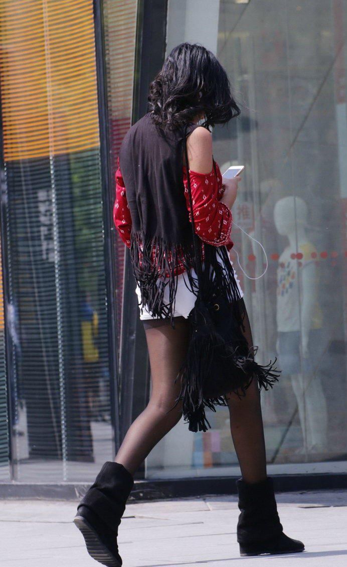 街拍:白色紧身热裤黑丝袜美眉，你的城市因你而美好?