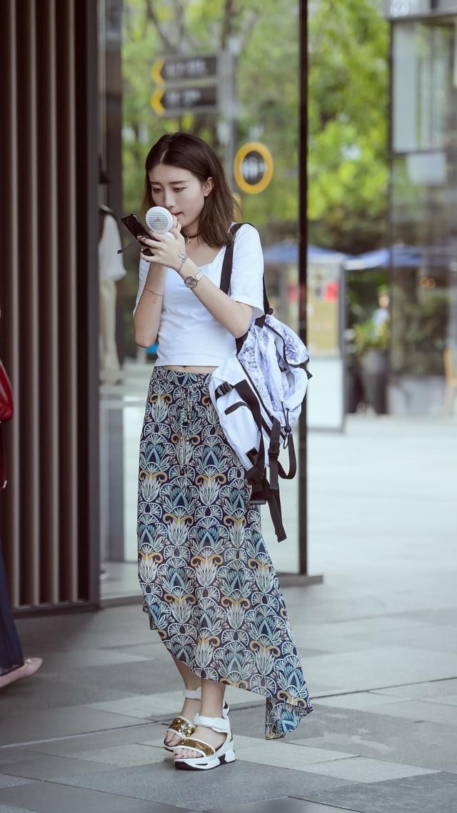 路人街拍,自信的气质与连衣裙的搭配更美哦!