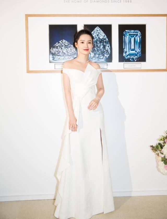  『显得』李泌真是穿什么都好看，黑色蕾丝薄纱裙配西装外套，英姿飒爽帅气