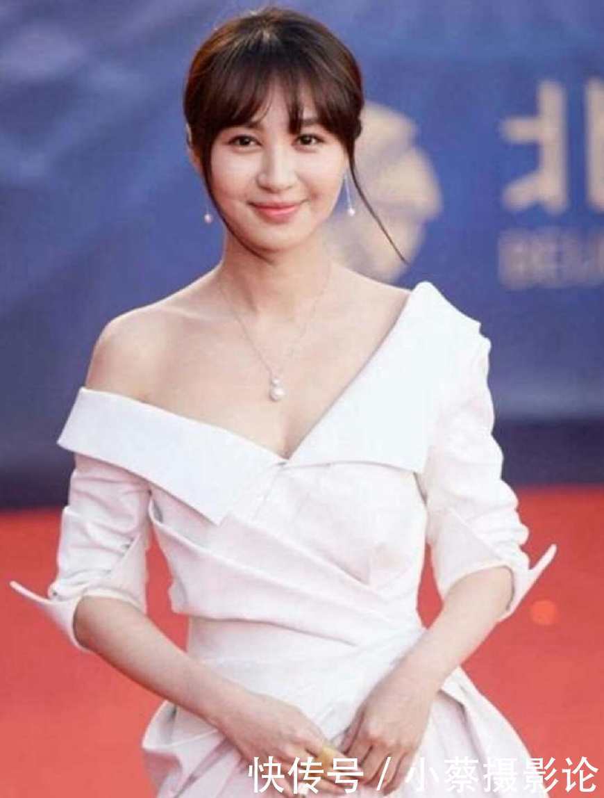 李菲儿穿渔网袜，现身在机场当中，简直是太时尚了