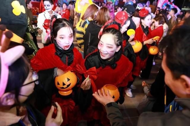 万圣巅峰夜，北京欢乐谷万人狂欢掀起京城夜游高潮