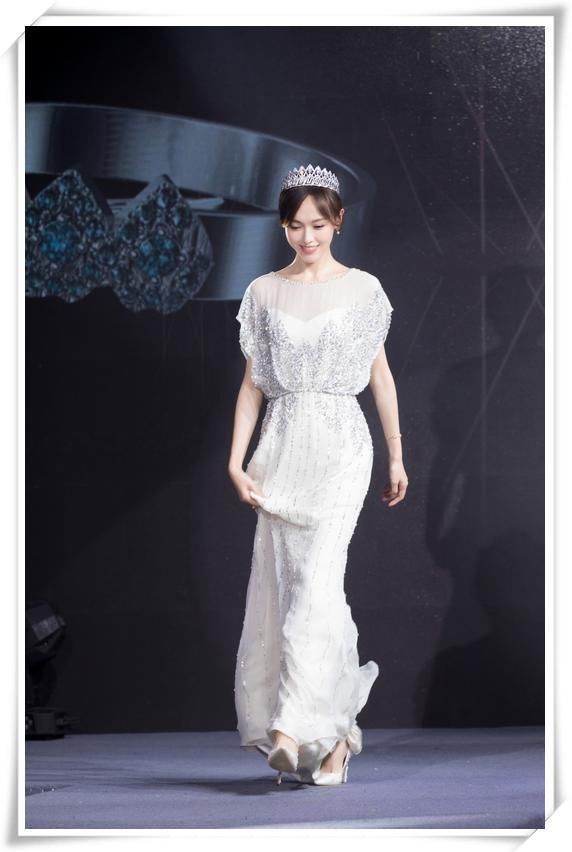 当88斤唐嫣穿上紧身牛仔裤，网友直呼：辣眼睛！还是换回裙子吧！