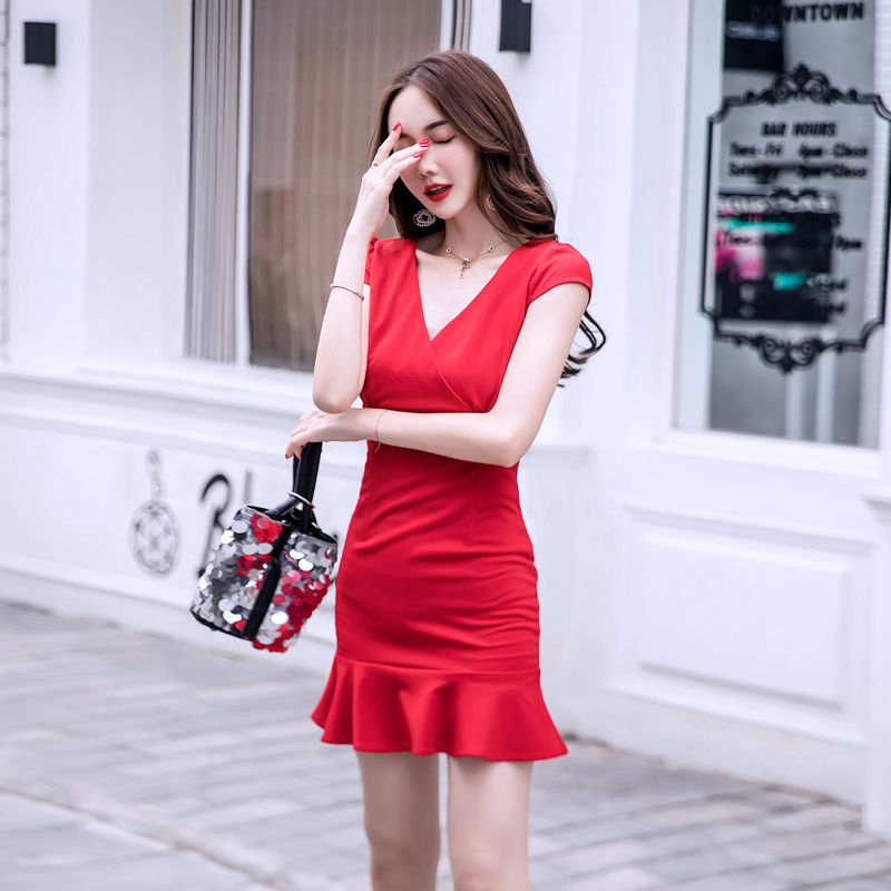 超短紧身的连衣裙，尽显人间仙女气质