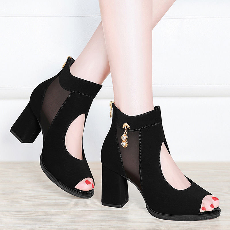 美脚配美鞋!你这么白的玉足,不这样穿太可惜了